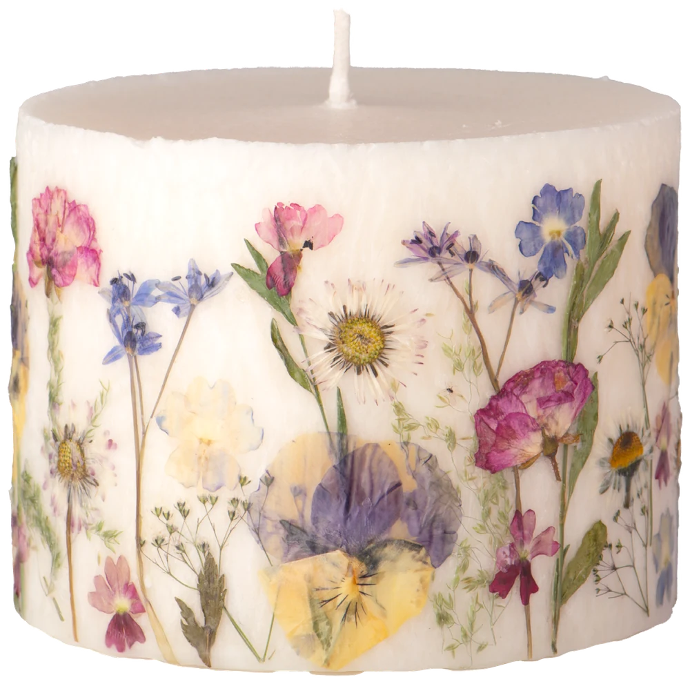 Große runde Wildblumenkerze mit echten rosa, gelben und violetten Blüten