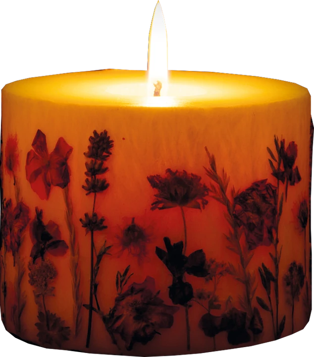 Brennende Wildblumenkerze mit Flamme