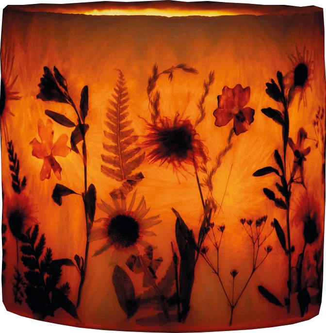 Leuchtende Wildblumenkerze als Windlicht